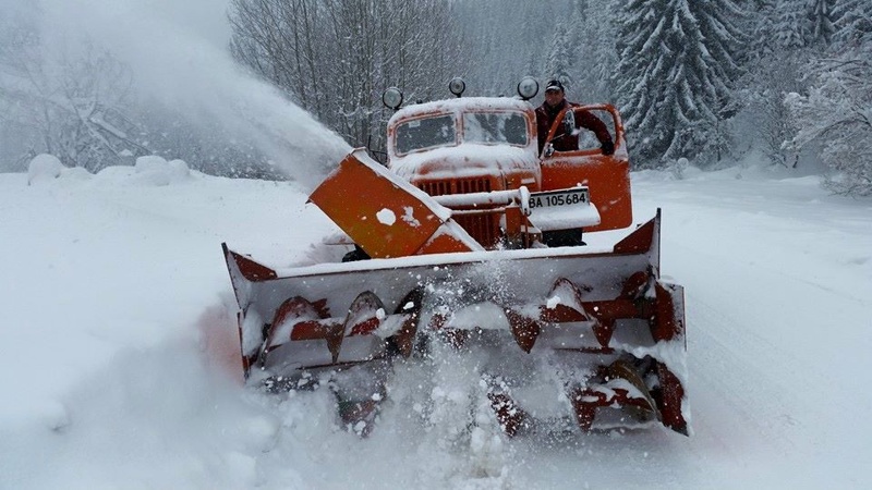 Съществените снеговалежи из цялата страна предизвикаха транспортни затруднения по българските