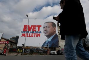 на снимката: плакат на турския президент Реджеп Ердоган, призоваващ хората да гласуват с "Да" на референдума