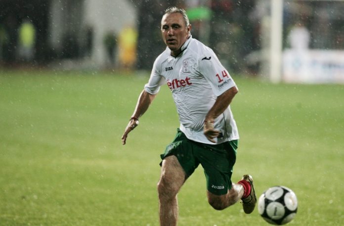 Бившият капитан на националния отбор на България Христо Стоичков благодари