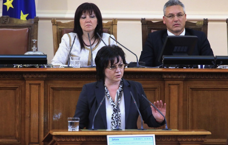 На снимката: Лидерът на БСП Корнелия Нинова по време на парламентарния контрол на 21-ви април 2017-та.