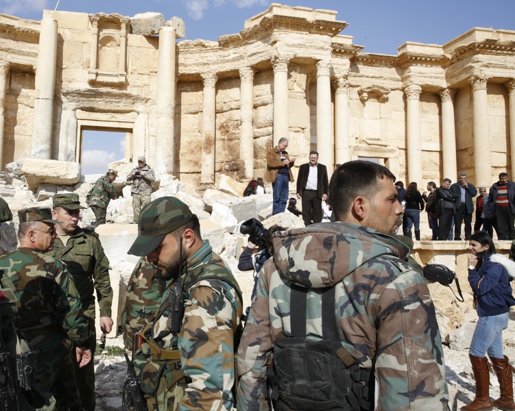 На снимката: Войници от сирийската армия охраняват руините в Палмира, 2 март 2017-та