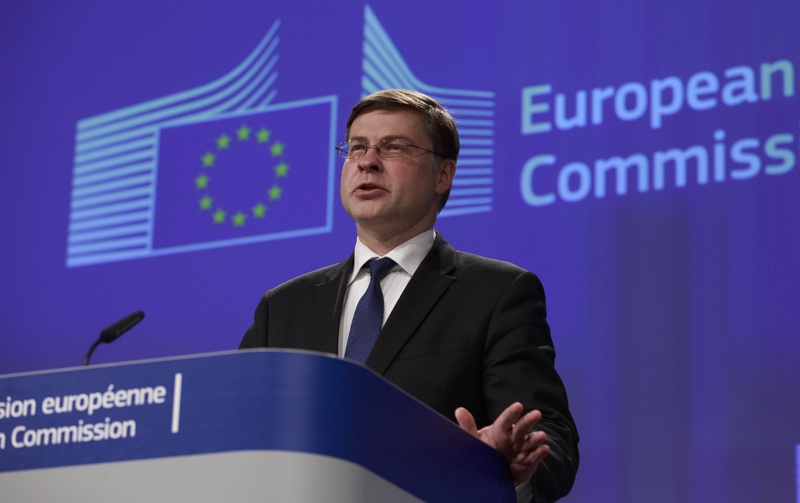 На снимката Зам председателят на ЕК Валдис Домбровскис Европейската комисия продължава да