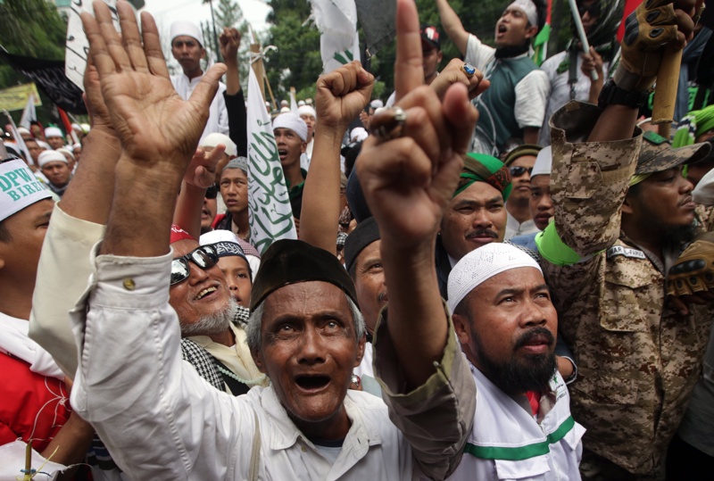 На снимката: Протестиращи мюсюлмани пред съда в Джакарта с искания за най-строгото наказание срещу градоначалника, който според възприятието им обидил Корана.