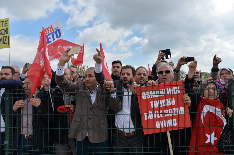 На снимката: Протест на привърженици на Ердоган пред сградата на съда в Анкара, където започва процеста срещу участниците в пуча от юли 2016-та. 