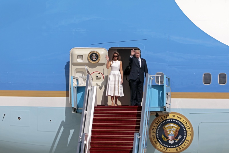 На снимакта: Американският президент Доналд Тръмп и съпругата му Мелания отпътуват от Израел на борда на правителствения Air Force One