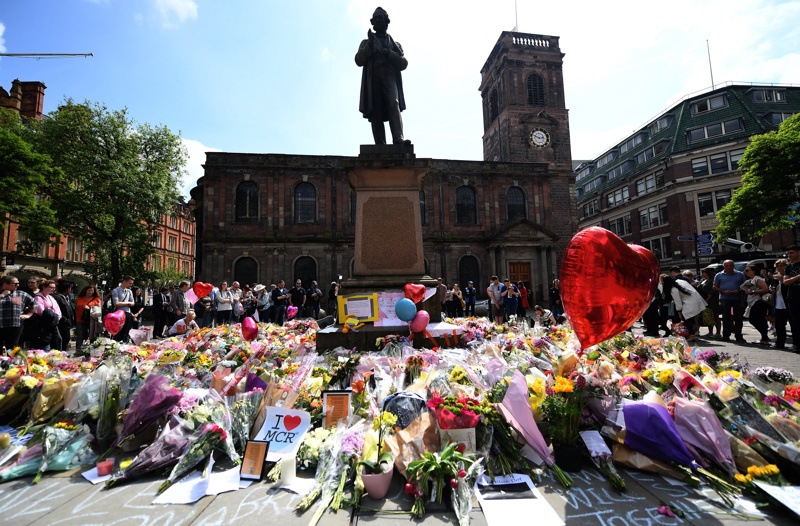 Поднасят цветя в центъра на Манчестър в памет на 22-мата загинали 