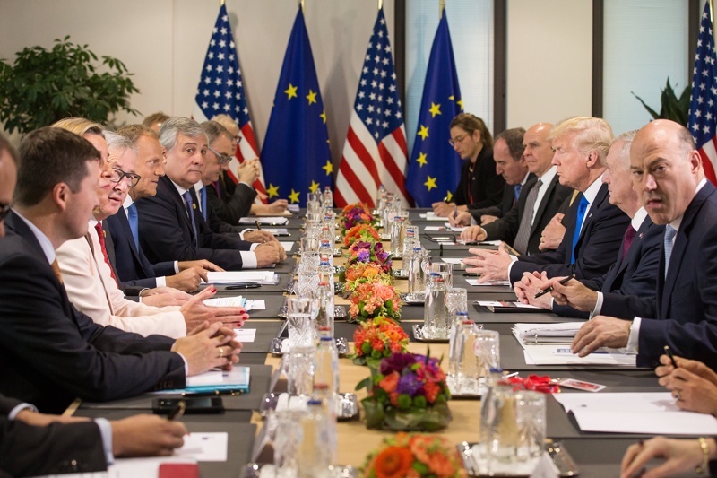 На снимката: Президентът на САЩ Доналд Тръмп по време на срещата с лидерите на страните от ЕС.