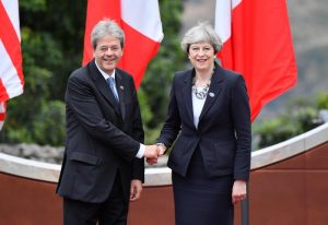 на снимката: министър-председателите на Италия и Великобритания - Паоло Джентилони и Тереза Мей