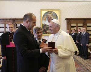 на снимката: президентът на България Румен Радев и главата на Римокатолическата църква папа Франциск