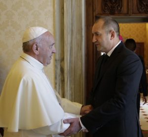 на снимката: президентът на България Румен Радев и главата на Римокатолическата църква папа Франциск