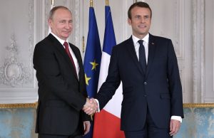 на снимката: президентите на Франция и Русия - Еманюел Макрон и Владимир Путин