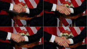 На снимката: Ръкостискането между двамата лидери