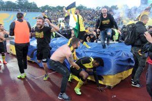 Феновете на Ботев празнуваха с играчите историческия успех над Лудогорец