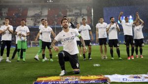 Играчите на Реал (Мадрид) отдават почит на феновете си на Висенте Калдерон