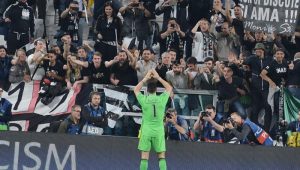 Легендарният вратар на Ювентус и Италия Джанлуиджи Буфон празнува с феновете победата над Монако