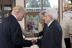 Президентите на Щатите и Италия Доналд Тръмп и Серджио Матарела се ръкуват помежду си