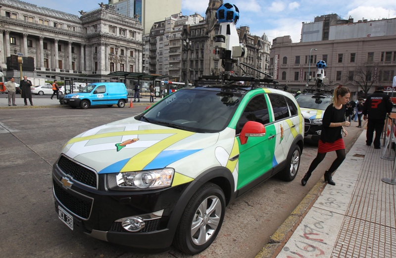 Автомобил на програмата Google Street View (Гугъл, улици) в Буенос Айрес, Аржентина.
