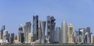 На снимката: Изглед към столицата на Катар Доха.