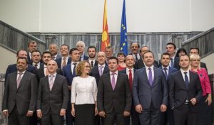 на снимката: новото македонско правителство, водено от Зоран Заев