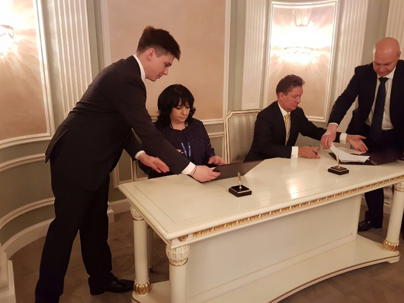 На снимката: Министърът на енергериката Теменужка Петкова подписва пътна карта с председателя на УС на "Газпром" Алексей Милер.
