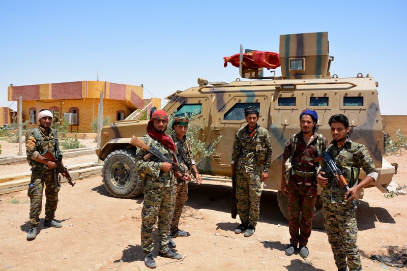 На снимката: Бойци на кюрдските Сирийски демократтични сили, в близост до Ракка.