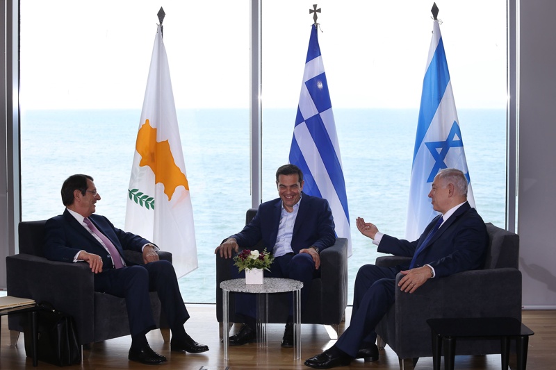 На снимката: Гръцкият премиер Алексис Ципрас (в средата), израелският му колега Бениамин Нетаняху и кипърския президент Никос Анастасиадес.