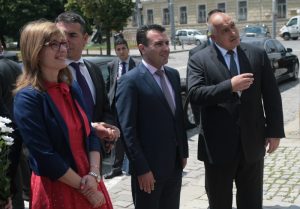 Министър-председателят на Македония Зоран Заев българския му колега Бойко Борисов поднесоха цветя пред паметника на Цар Самуил 