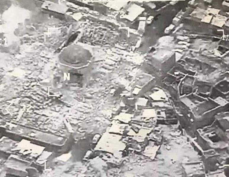 Снимка, разпространена от водените от САЩ коалиционни сили, която показва, че историческата джамия "Ал-Нури" е разрушена