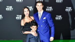 на снимката: Кристиано Роналдо и приятелката му Джорджина Родригес, заедно със сина му -синът му - Кристиано-младши