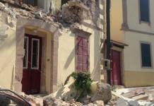 На снимката: Сгради на о. Лесбос пострадали от земетресението в Егейско море