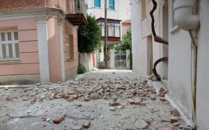 На снимката: Сгради на о. Лесбос пострадали от земетресението в Егейско море