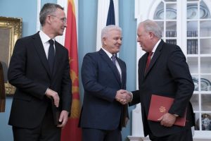 На снимката: министър-председателят на Черна гора Душко Маркович връчва документите за приемане в НАТО на генералния секретар  Йенс Столтенберг и държавният секретар по отбрана на САЩ Томас Шанън