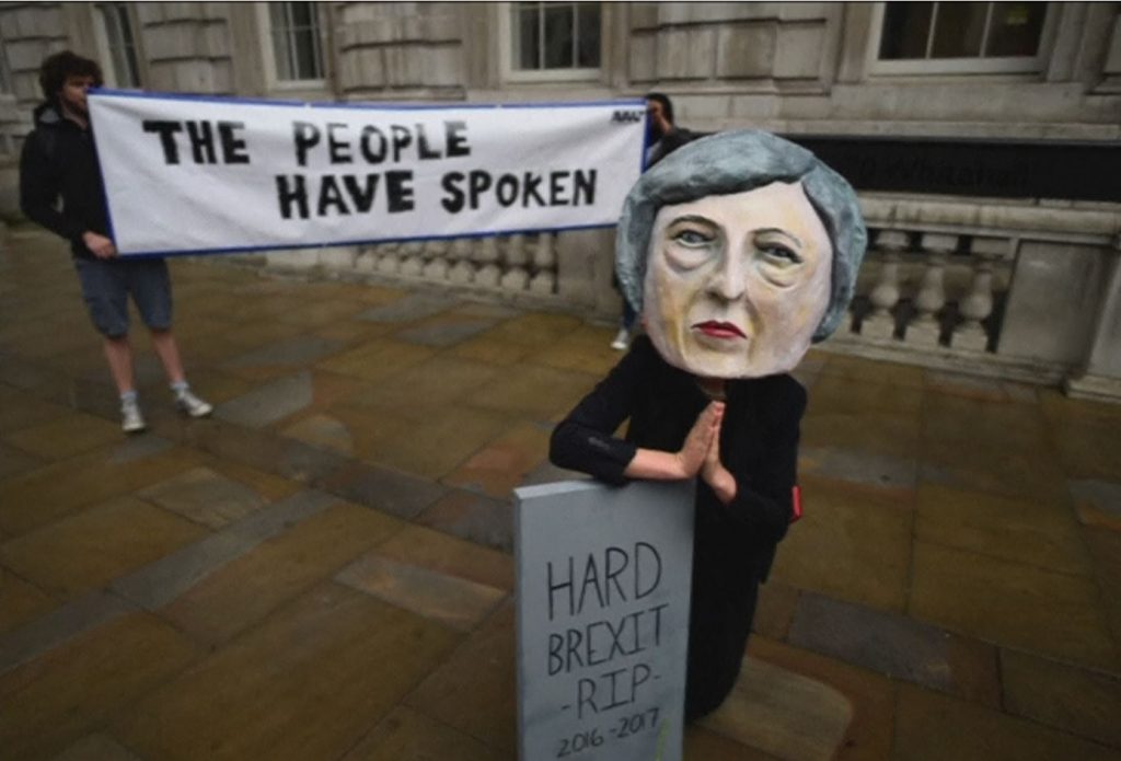 Избиратели протестират пред "Даунинг стрийт" на 09 юни, ден след общите избори във Великобритания