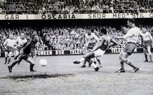 Вава изравнява срещу шведите в Стокхолм на финала през 1958 г. После Бразилия се развихря и прави резултата