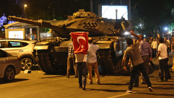 опита за военен преврат в Турция, извънредно положение