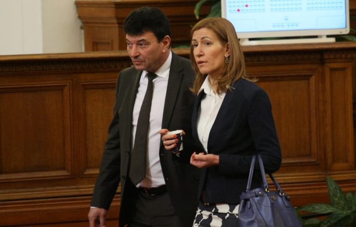 Депутатът от групата на ГЕРБ Живко Мартинов напуска парламента. Заявлението си е подал сам, съобщи в Добрич зам.-председателят на партията Цветан Цветанов.