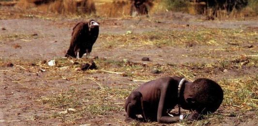 Това е една от най-зловещите снимки в историята. Дело е на южноафриканския фоторепортер Кевин Картър и е направена през 1993 г. в Судан. Годината е много те