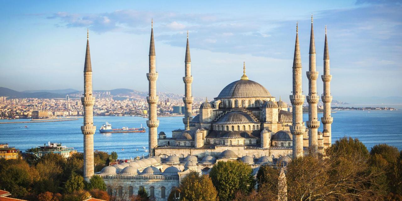 Над 1600 служители в Истанбулската община са свързани с терористични