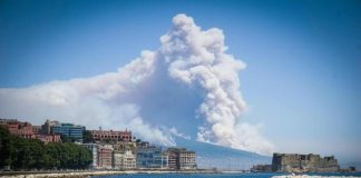 Пожари бушуват около вулкана Везувий