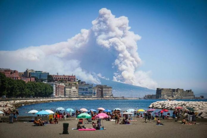 Пожари бушуват около вулкана Везувий
