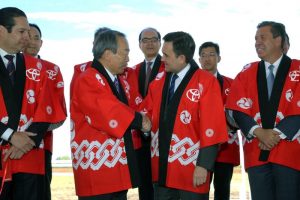 Министърът на икономиката на Мексико Илдефонсо Гуарадо Виляреал и президентът на Toyota  Такеши Учиамада