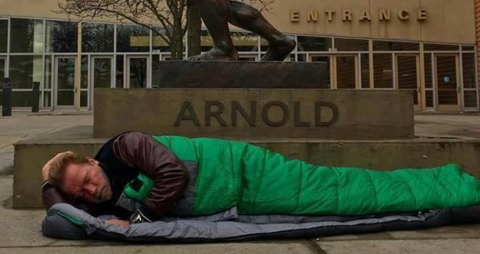 Холивудската суперзвезда от последните повече от 30 години Арнолд Шварценегер сподели своя снимка как спи на тротоара пред бронзова своя статуя в Колумб, ща