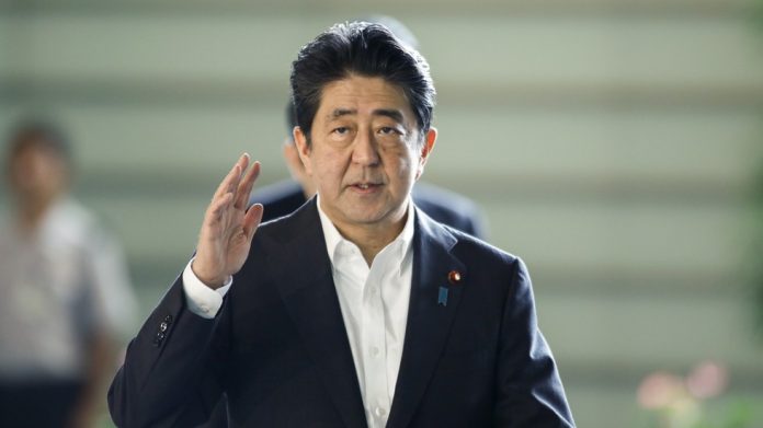 Японското правителство подаде оставка. Това стана преди преустройката, планирана от министър-председателя Шиндзо Абе. Всички членове на парламента са подали
