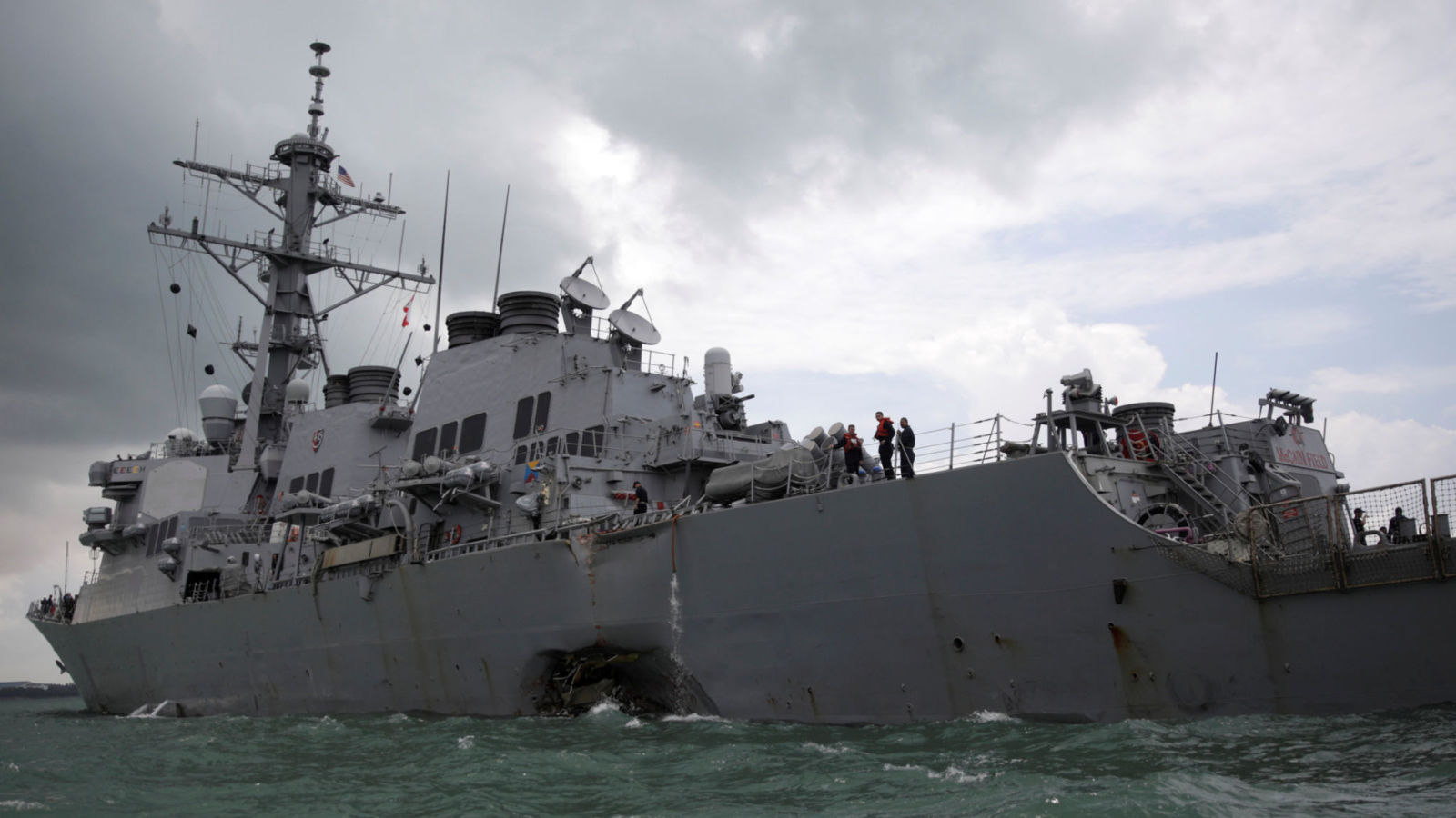Тела на американски моряци са били намерени в наводнените отделения на американския разрушител 