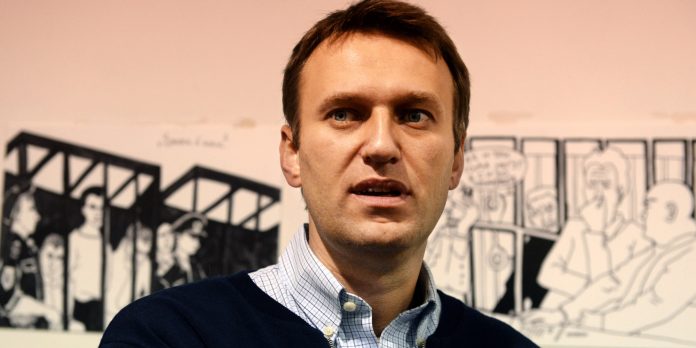 Руският опозиционер Алексей Навални беше осъден да плати глоба от 300 000 рубли за непозволена агитация.Сумата се равнява на 5 000 долара. Наказанието е във връзка с президентските избори в Русия догодина. Навални вече заяви, че иска да се кандидатира. Критикът на Путин организира два улични протеста през последните месеци. Сега той е призовал избирателите да участват в неразрешени събрания чрез запис в мрежата Ютюб. Руската Централна избирателна комисия обяви, че опозиционерът не може да се яви на изборите заради наложена присъда. Владимир Путин още не е обявил решението си, но е считан за фаворит във вота.