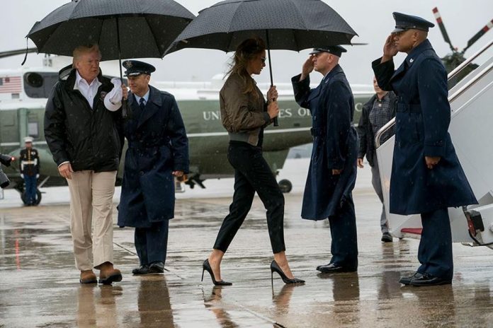 Президентът на САЩ Доналд Тръмп и първата дама Мелания Тръмп потеглиха към пострадалия от урагана Харви щат Тексас, съобщи Франс прес. Двамата тръгнаха от Б