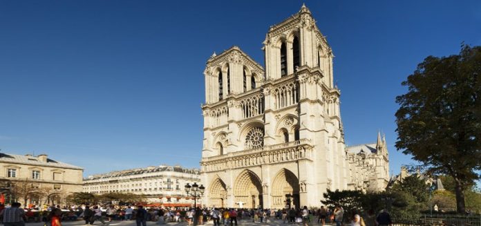Най-известната катедрала в Париж – Нотр Дам, се руши. Затова архиепископът на френската столица Андре Фино набира 100 млн. евро за реставрацията ѝ. Изгражда