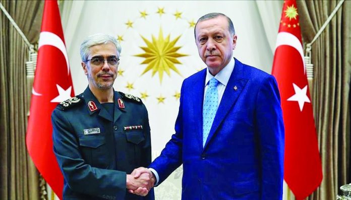 Турция и Иран се договориха да засилят военното сътрудничество. Двете страни проведоха преговори в Анкара като в тях участваха началникът на генералния щаб