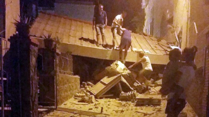 Три дечица бяха извадени изпод руините от спасителните екипи след земетресението на италианския остров Иския. Те са братчета и бяха затрупани под отломките
