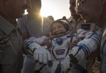 Трима астронавти, включително първата жена командир на Международната космическа станция, кацнаха безопасно в Казахстан, съобщава "Скай Нюз". Пеги Уитсън ве